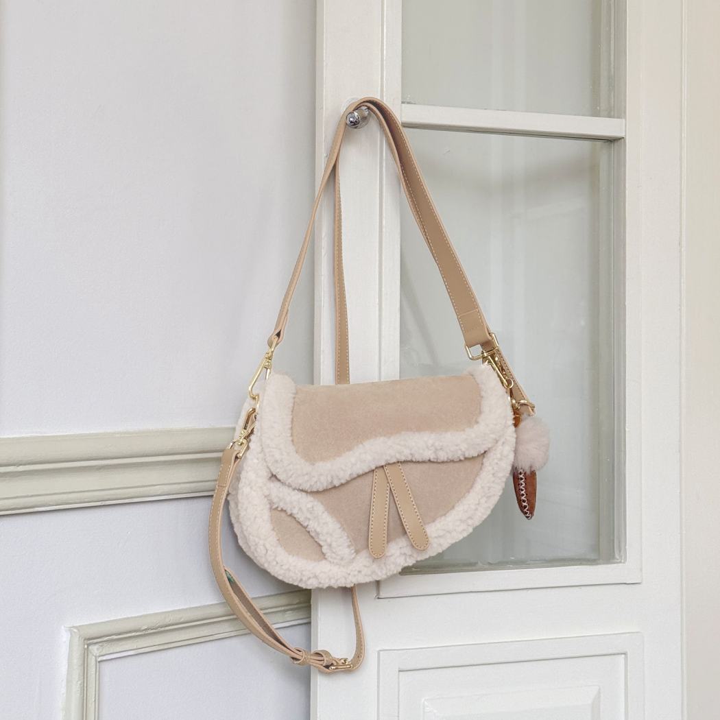 AUSTRALIAN SHEPHERD® Fluffy Wool Saddle Shoulder Bag ASA 029