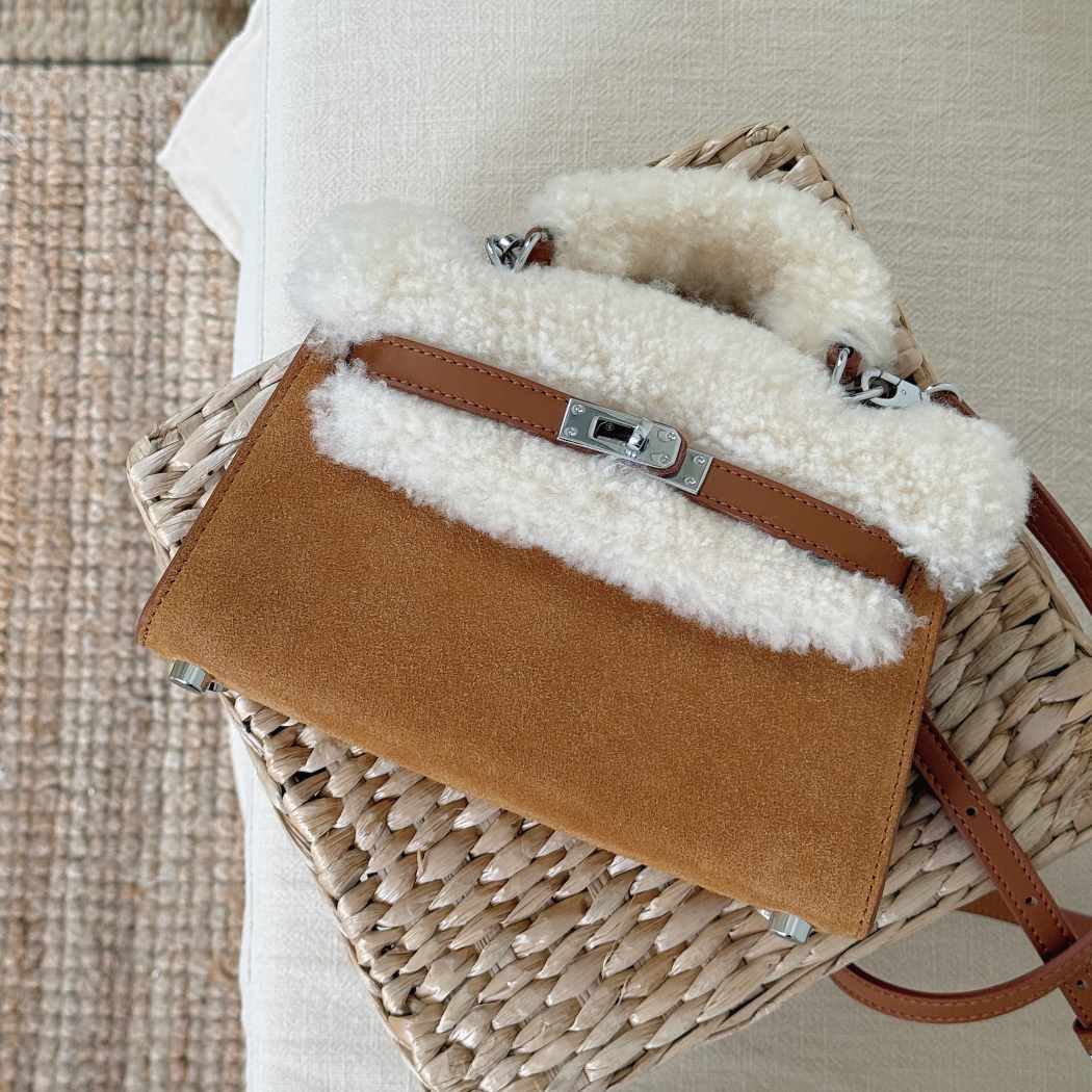 AUSTRALIAN SHEPHERD® Women’s Fluffy Wool Over-Shoulder Bag Frostie ASA 055