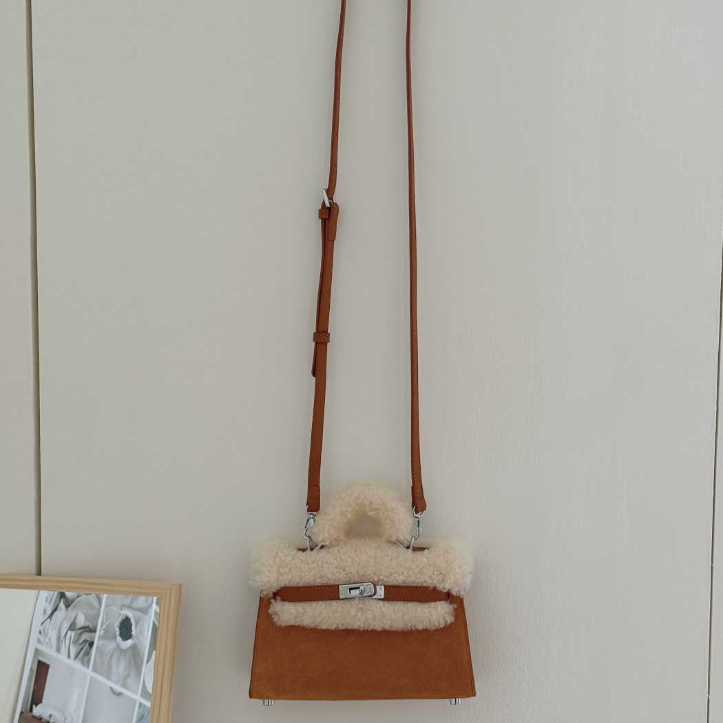 AUSTRALIAN SHEPHERD® Women’s Fluffy Wool Over-Shoulder Bag Frostie ASA 055