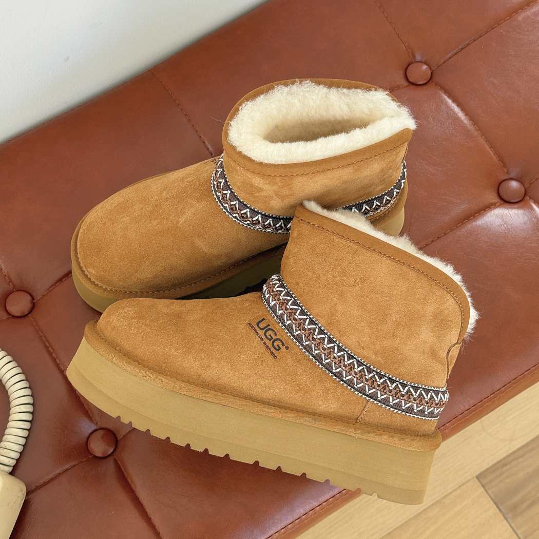 Angled front view of AUSTRALIAN SHEPHERD® UGG Boots Knitted Platform Ankle Boots Fayle AS 3146 in Chestnut showcasing the knitted trim and platform outsole.
