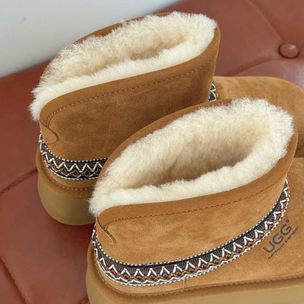 Side view of AUSTRALIAN SHEPHERD® UGG Boots Knitted Platform Ankle Boots Fayle AS 3146 highlighting the premium suede upper, knitted cuff, and warm Australian sheepskin wool lining.