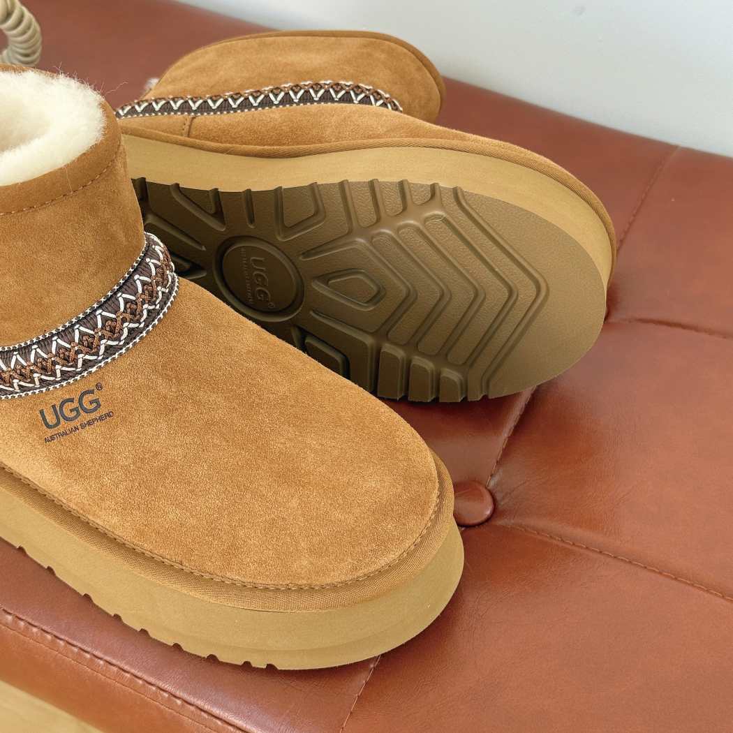 Top view of AUSTRALIAN SHEPHERD® UGG Boots Knitted Platform Ankle Boots Fayle AS 3146 showcasing the plush Australian sheepskin wool lining and knitted collar.