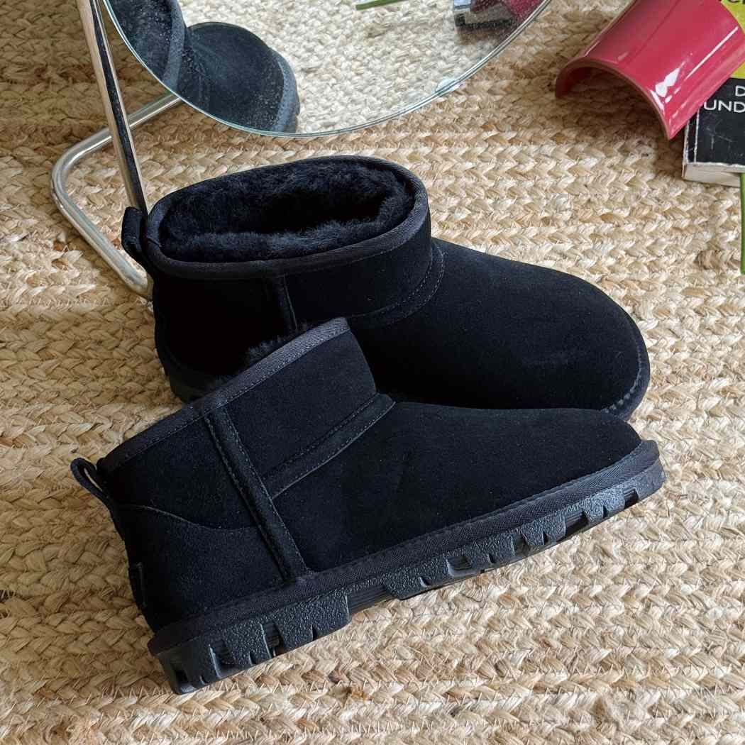 Angled view of AUSTRALIAN SHEPHERD® UGG Boots Sheepskin Wool Ankle Chorin AS 3093 in Chestnut featuring a classic unisex ankle boot silhouette and plush sheepskin wool lining.