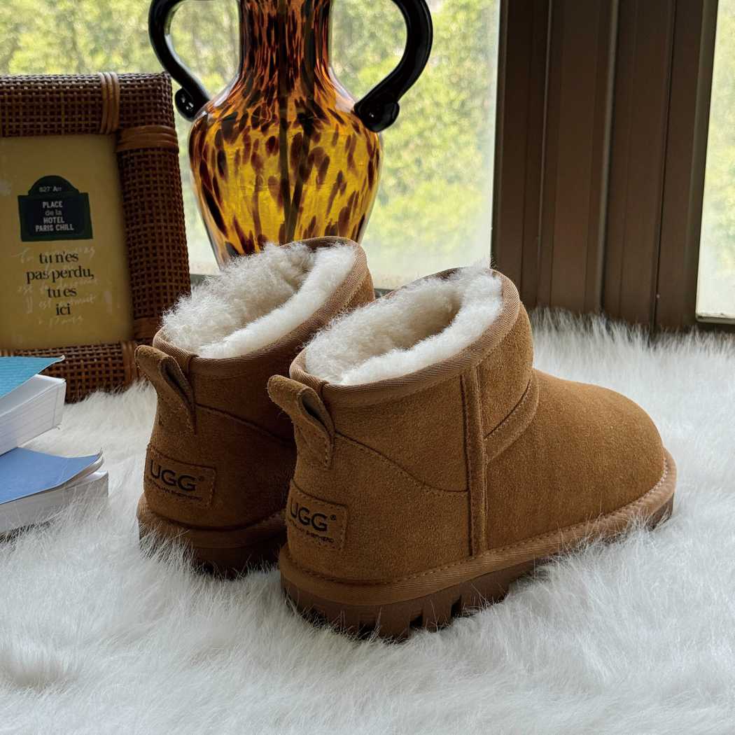 Pair of AUSTRALIAN SHEPHERD® UGG Boots Sheepskin Wool Ankle Chorin AS 3093 in Chestnut featuring premium Australian sheepskin wool lining and soft cow suede.