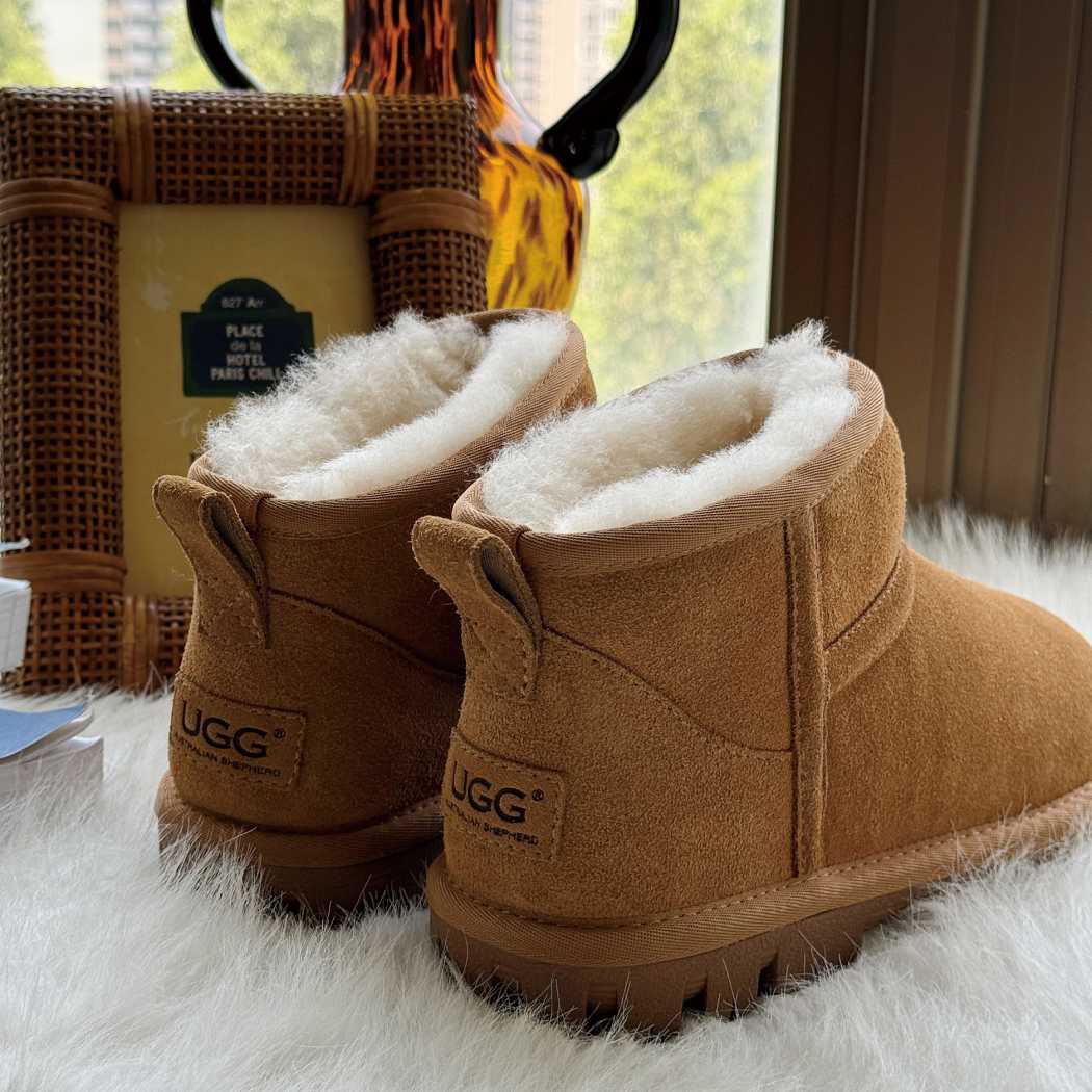 Pair of AUSTRALIAN SHEPHERD® UGG Boots Sheepskin Wool Ankle Chorin AS 3093 in Chestnut featuring premium Australian sheepskin wool lining and soft cow suede.
