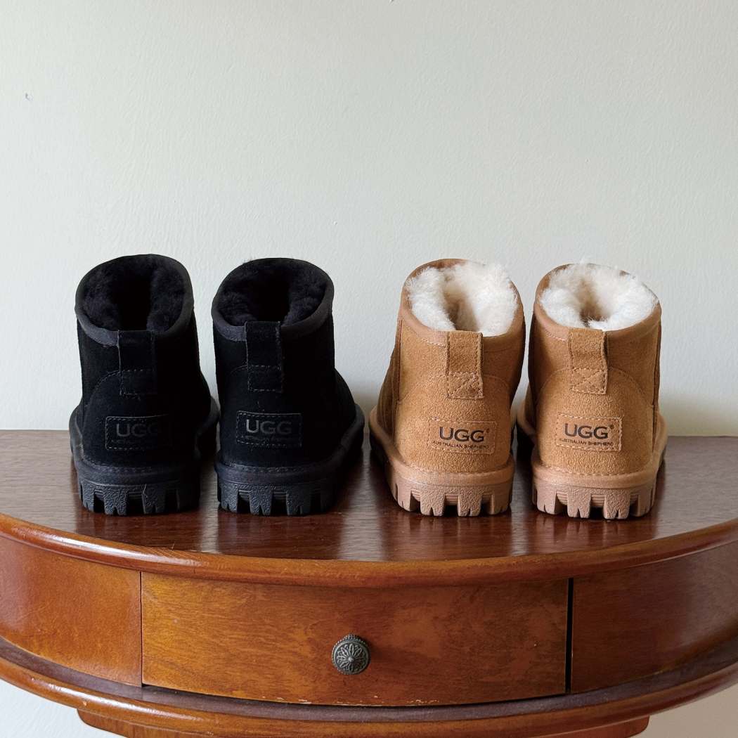 Colour options of AUSTRALIAN SHEPHERD® UGG Boots Sheepskin Wool Ankle Chorin AS 3093 in Black and Chestnut with warm Australian sheepskin wool lining.