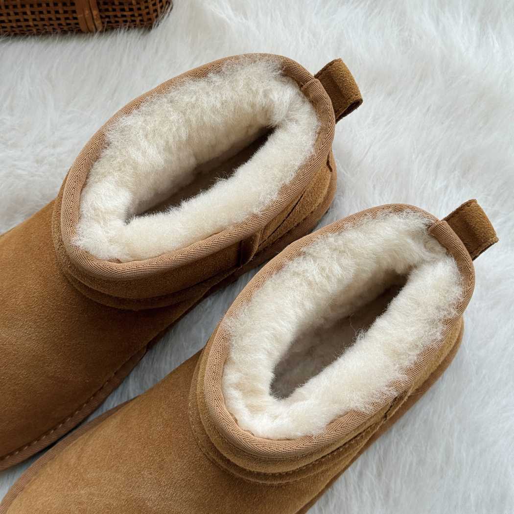 Top view of AUSTRALIAN SHEPHERD® UGG Boots Sheepskin Wool Ankle Chorin AS 3093 in Chestnut highlighting the plush Australian sheepskin wool lining.