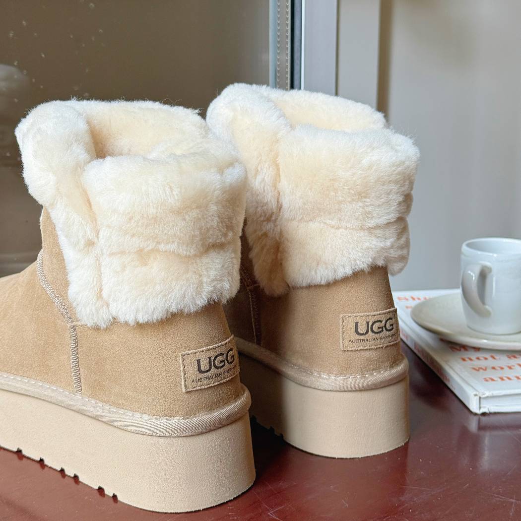 Back view of AUSTRALIAN SHEPHERD® UGG Boots Sheepskin Wool Ankle Platform Oatha AS 3150 showcasing the premium suede upper and warm sheepskin wool collar.