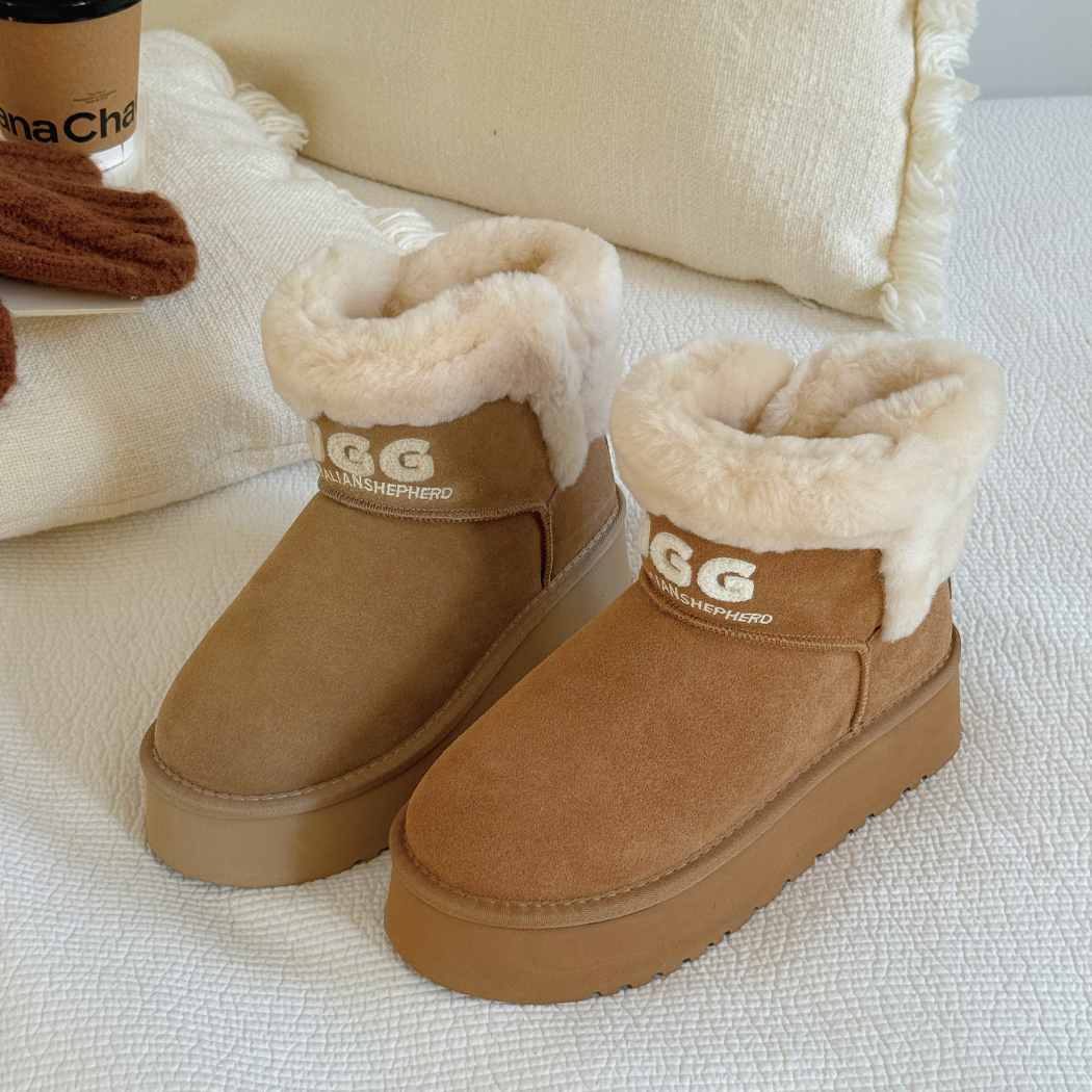 Angled front view of AUSTRALIAN SHEPHERD® UGG Boots Sheepskin Wool Ankle Platform Oatha AS 3150 in Chestnut showcasing the soft shearling cuff and platform outsole.