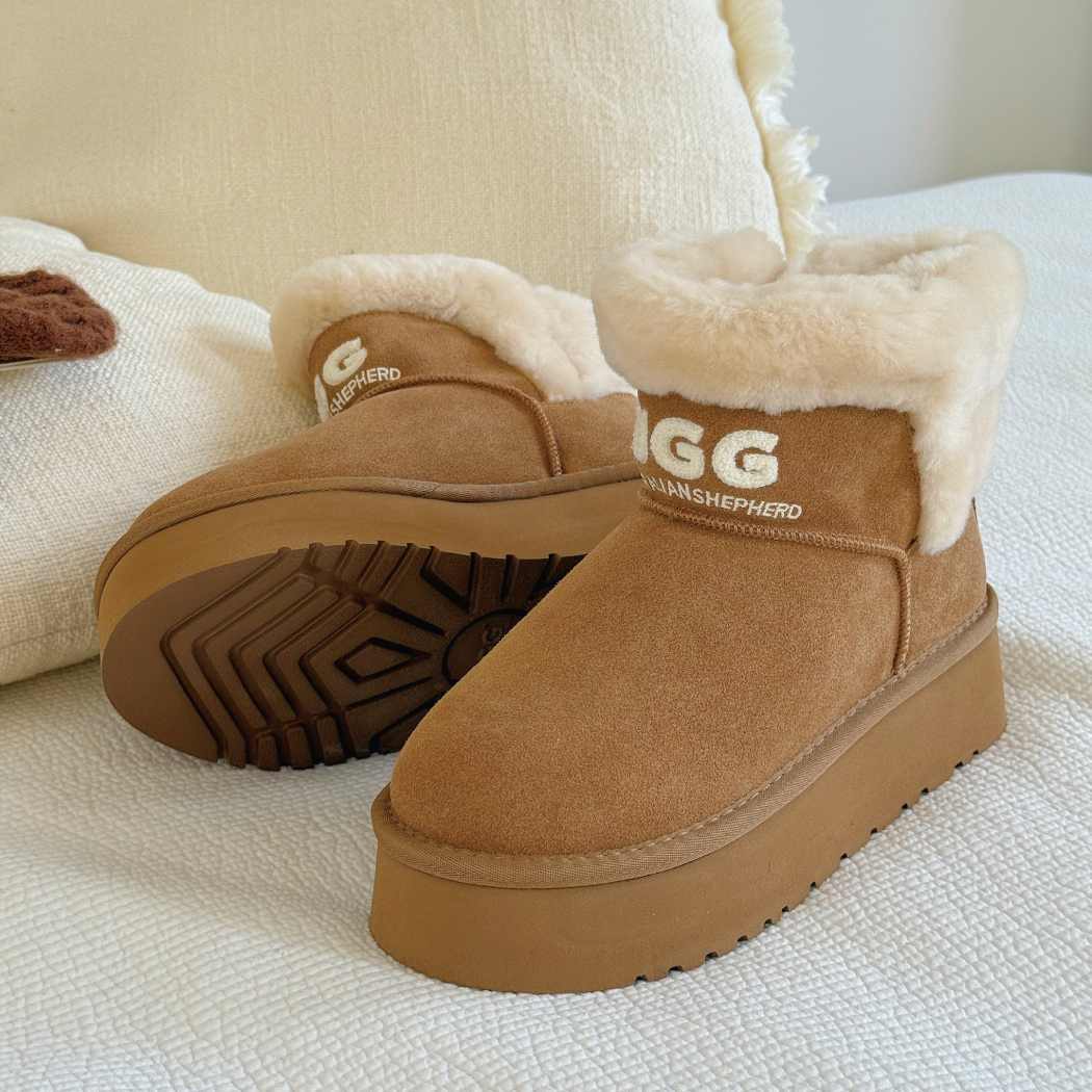 Bottom and side view of AUSTRALIAN SHEPHERD® UGG Boots Sheepskin Wool Ankle Platform Oatha AS 3150 in Chestnut showcasing the durable platform outsole and suede finish.