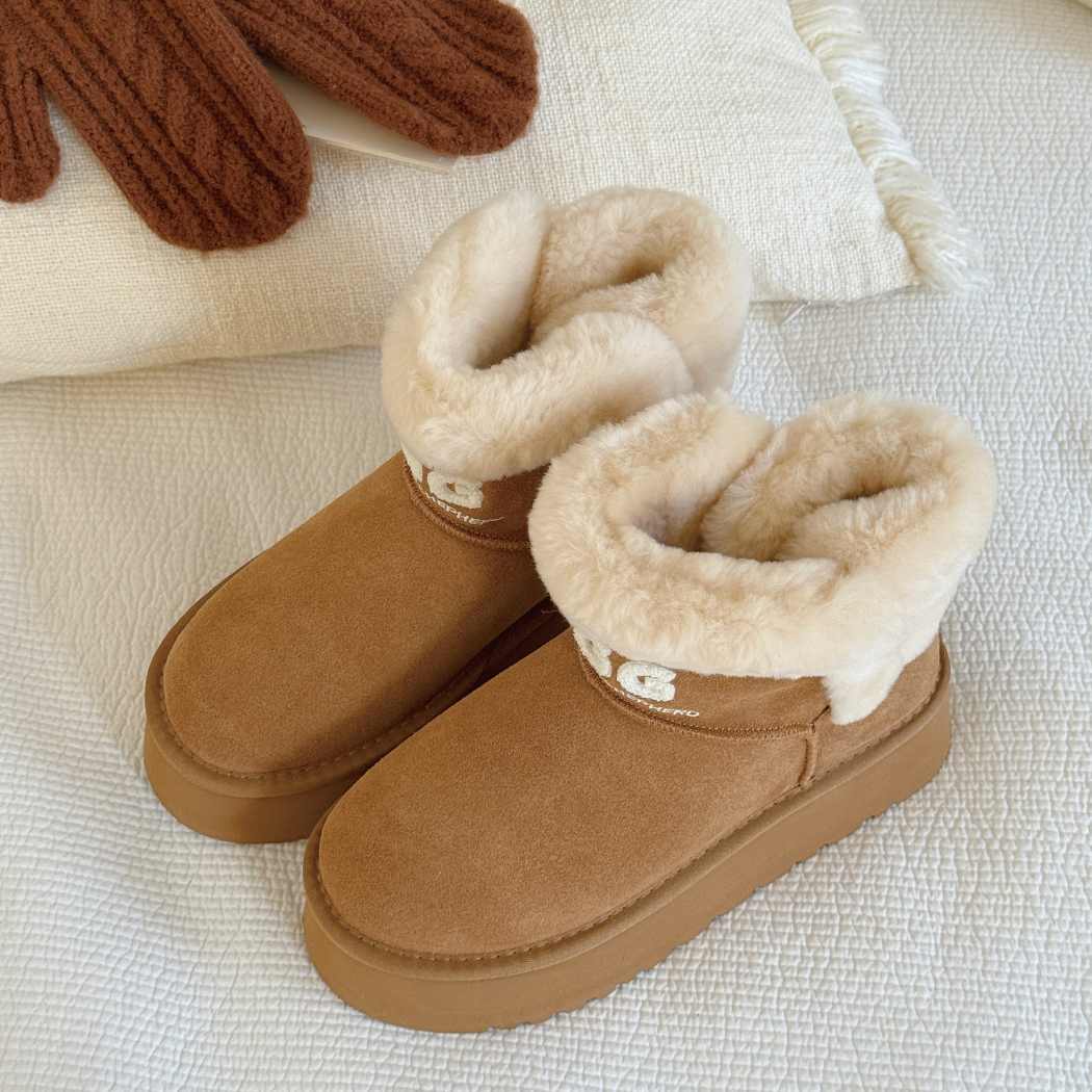 Pair of AUSTRALIAN SHEPHERD® UGG Boots Sheepskin Wool Ankle Platform Oatha AS 3150 in Chestnut featuring plush Australian sheepskin wool, a shearling cuff, and a chunky platform sole.