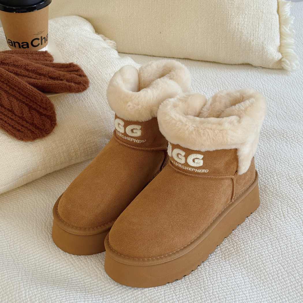 Side view of AUSTRALIAN SHEPHERD® UGG Boots Sheepskin Wool Ankle Platform Oatha AS 3150 in Chestnut highlighting the premium suede upper and cosy sheepskin wool lining.