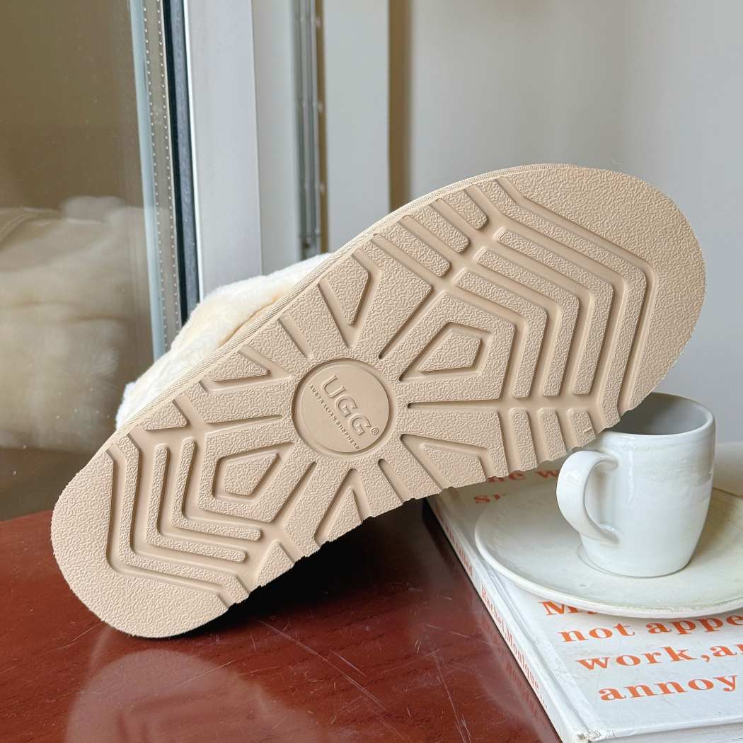 Outsole detail of AUSTRALIAN SHEPHERD® UGG Boots Sheepskin Wool Ankle Platform Oatha AS 3150 featuring a lightweight non-slip EVA platform sole.