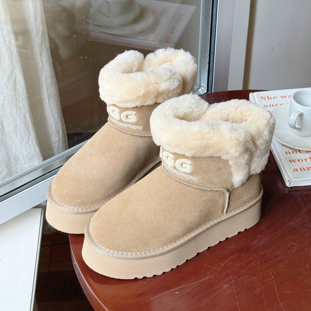 Pair of AUSTRALIAN SHEPHERD® UGG Boots Sheepskin Wool Ankle Platform Oatha AS 3150 in Chestnut and Sand featuring cosy Australian sheepskin wool and modern platform styling.