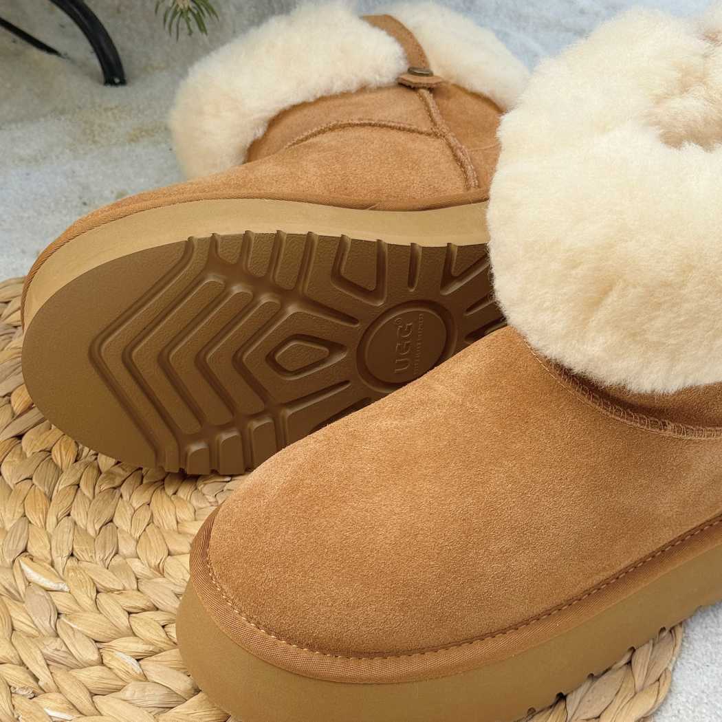 Outsole detail of AUSTRALIAN SHEPHERD® UGG Boots Sheepskin Wool Mini Platform Eleny AS 3154 featuring a lightweight non-slip EVA platform sole.