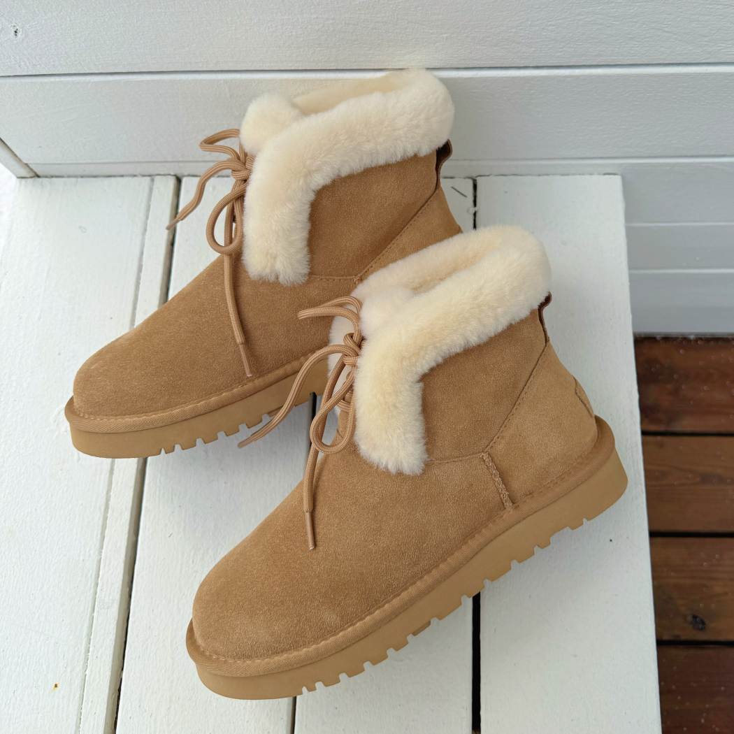 Outsole view of AUSTRALIAN SHEPHERD® UGG Boots Women Sheepskin Wool Lace Up Dreva AS 3120 showing the durable anti-slip rubber sole.