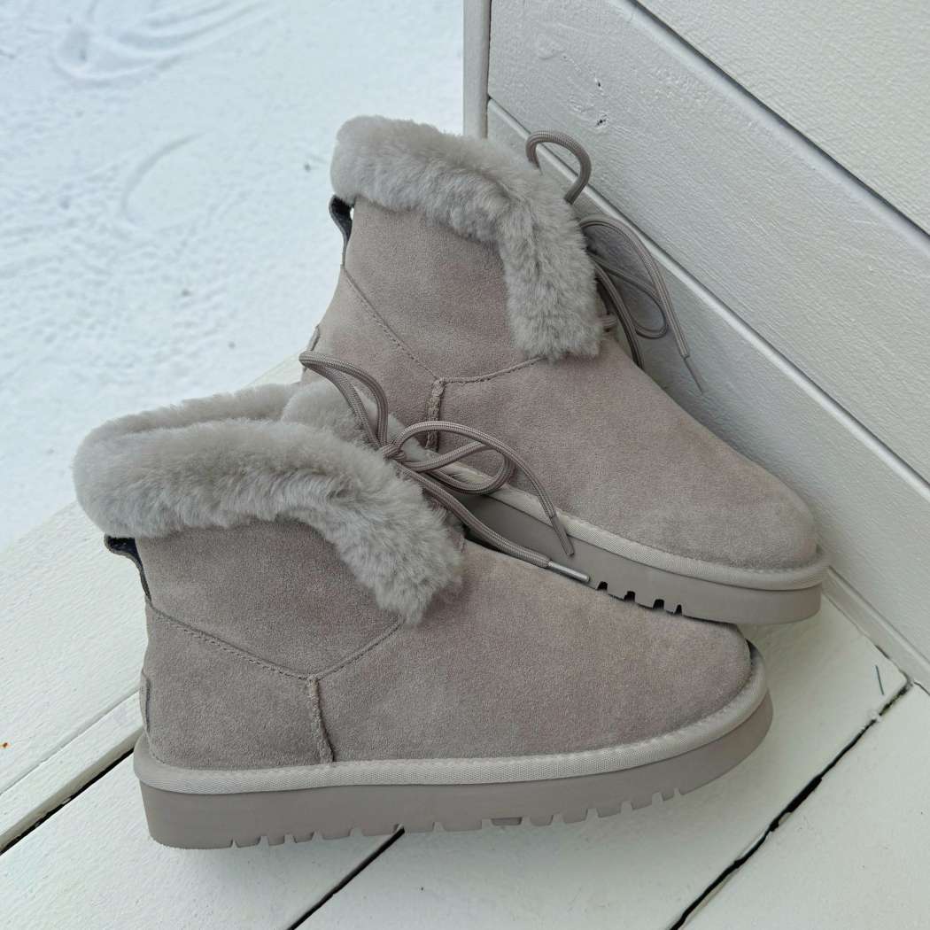 Angled view of AUSTRALIAN SHEPHERD® UGG Boots Women Sheepskin Wool Lace Up Dreva AS 3120 in Pebble Grey showcasing the lace-up closure and cosy wool cuff.