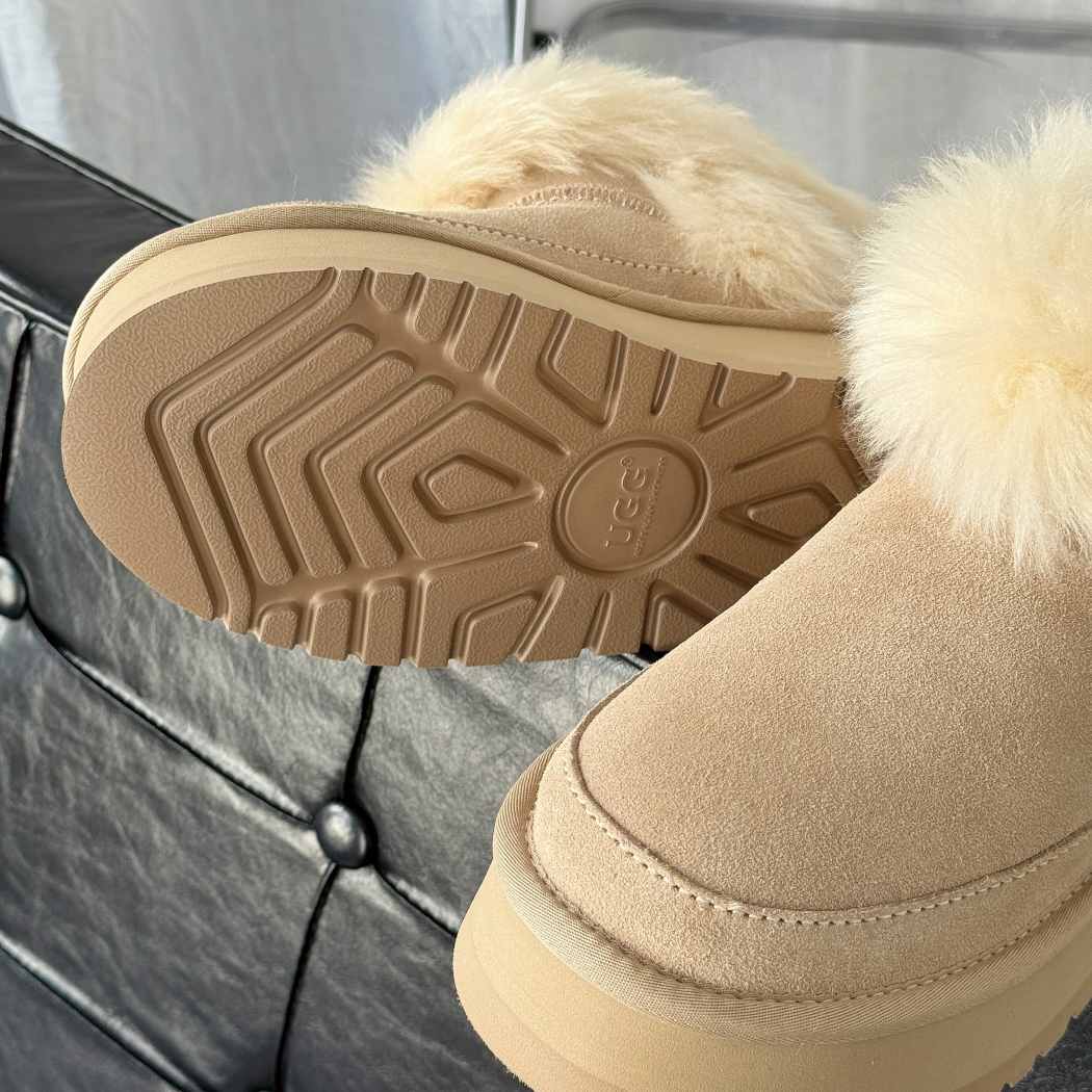 Outsole detail of AUSTRALIAN SHEPHERD® UGG Boots Women Sheepskin Wool Trim Ankle Platform Frovia AS 3147 featuring a lightweight non-slip EVA platform sole.