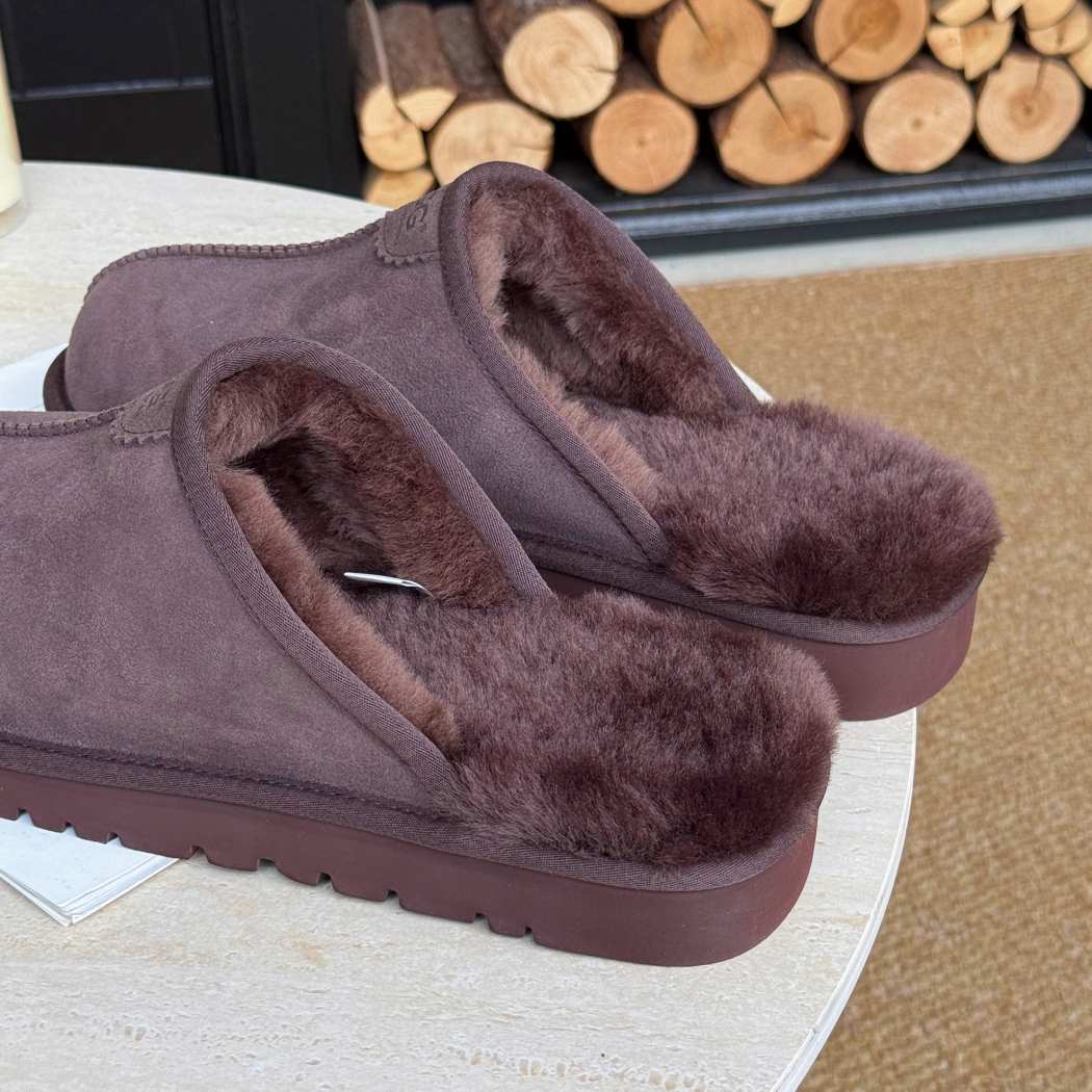 Rear view of AUSTRALIAN SHEPHERD® UGG Men Sheepskin Wool Scuff Slippers Braven AS 2141 in Chocolate featuring a comfortable slip-on scuff design.