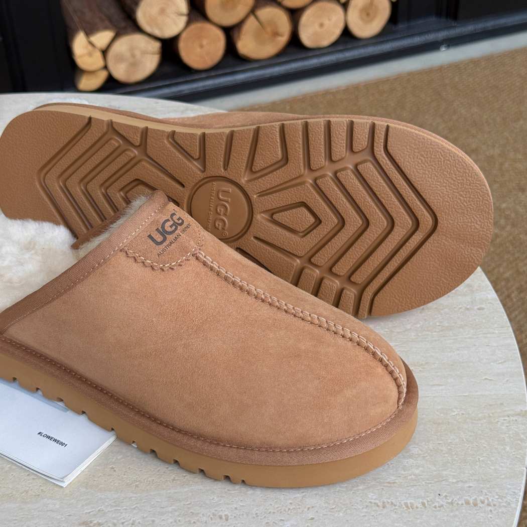 Outsole detail of AUSTRALIAN SHEPHERD® UGG Men Sheepskin Wool Scuff Slippers Braven AS 2141 featuring a lightweight non-slip EVA sole.