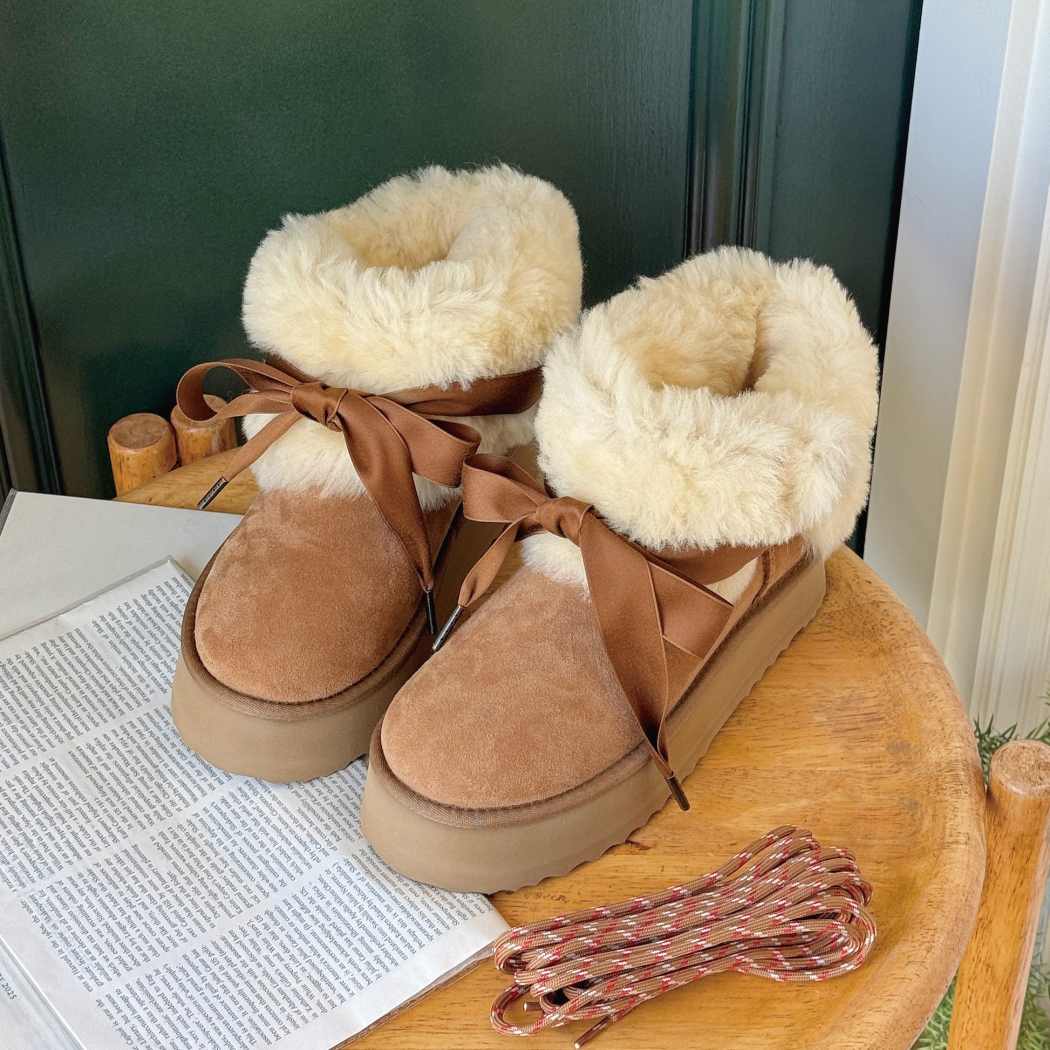 AUSTRALIAN SHEPHERD® UGG Platform Boots Carmont AS 3124 in Chestnut with the collar folded down to showcase the sheepskin wool lining.
