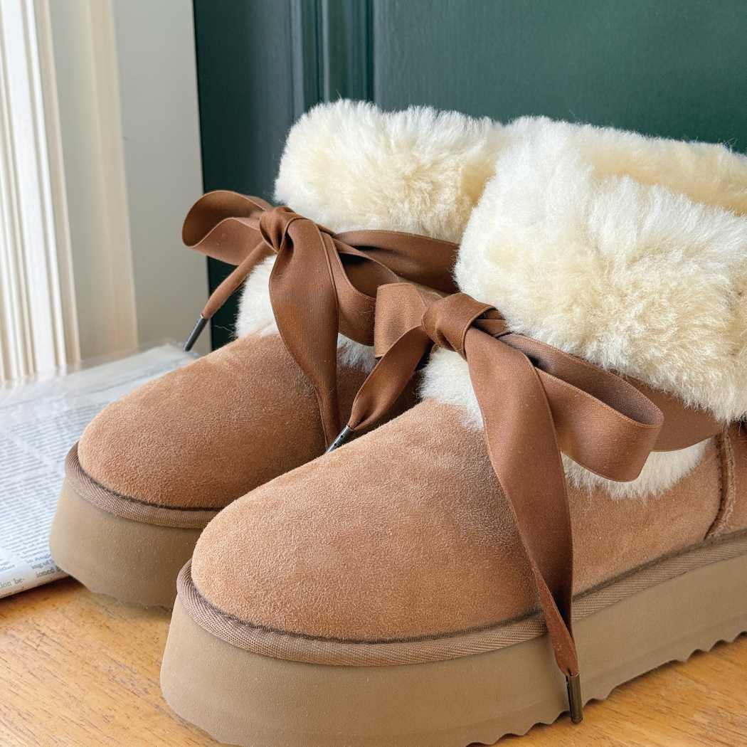 AUSTRALIAN SHEPHERD® UGG Platform Boots Carmont AS 3124 in Chestnut highlighting the lace detailing and sheepskin wool collar.
