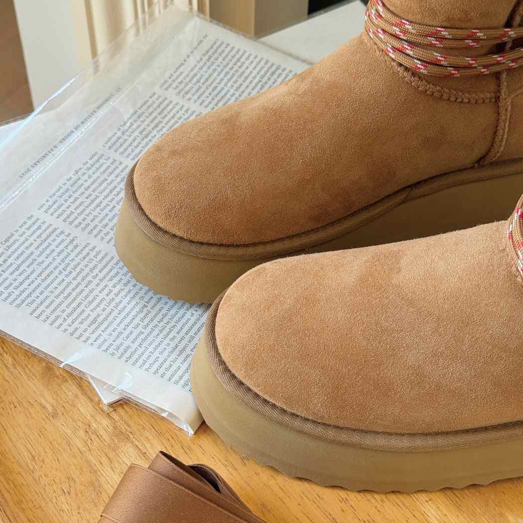 Close-up of AUSTRALIAN SHEPHERD® UGG Platform Boots Carmont AS 3124 in Chestnut highlighting the suede upper and platform sole.