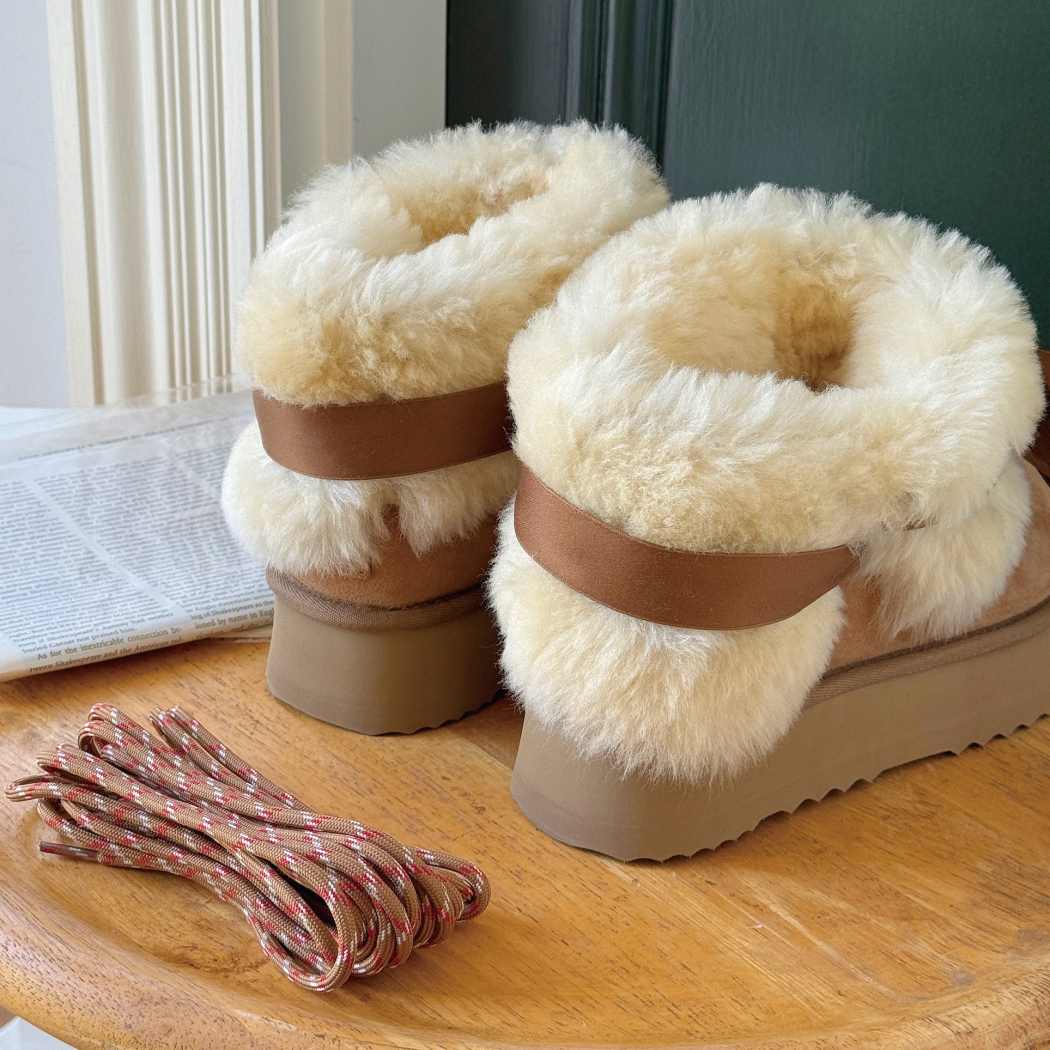 Rear view of AUSTRALIAN SHEPHERD® UGG Platform Boots Carmont AS 3124 in Chestnut showcasing the plush wool collar and platform sole.