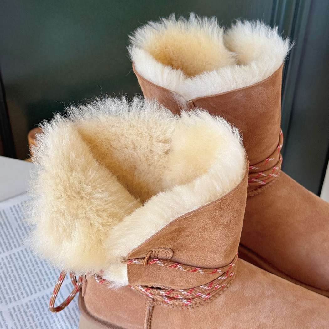 Close-up of AUSTRALIAN SHEPHERD® UGG Platform Boots Carmont AS 3124 in Chestnut highlighting the plush sheepskin wool interior.