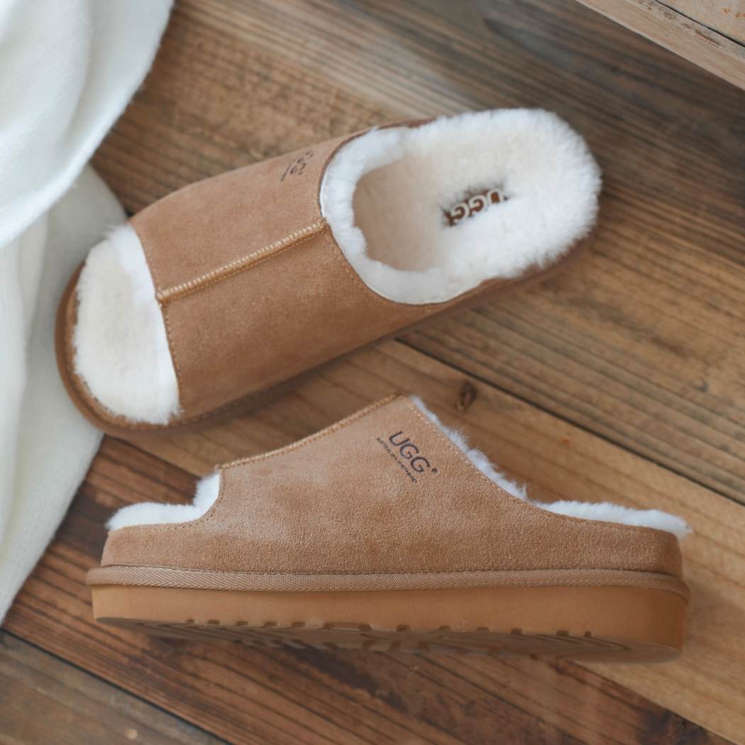 Angled side view of AUSTRALIAN SHEPHERD® UGG Slippers Sheepskin Wool Colven AS 7033 in Chestnut showcasing plush Australian sheepskin wool and a supportive platform sole.