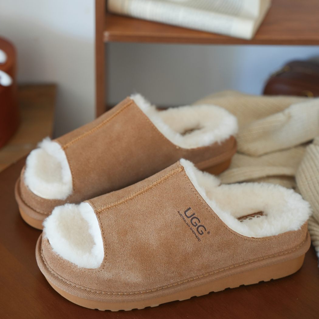 Close-up of AUSTRALIAN SHEPHERD® UGG Slippers Sheepskin Wool Colven AS 7033 in Chestnut showcasing the premium suede upper and plush sheepskin wool trim.