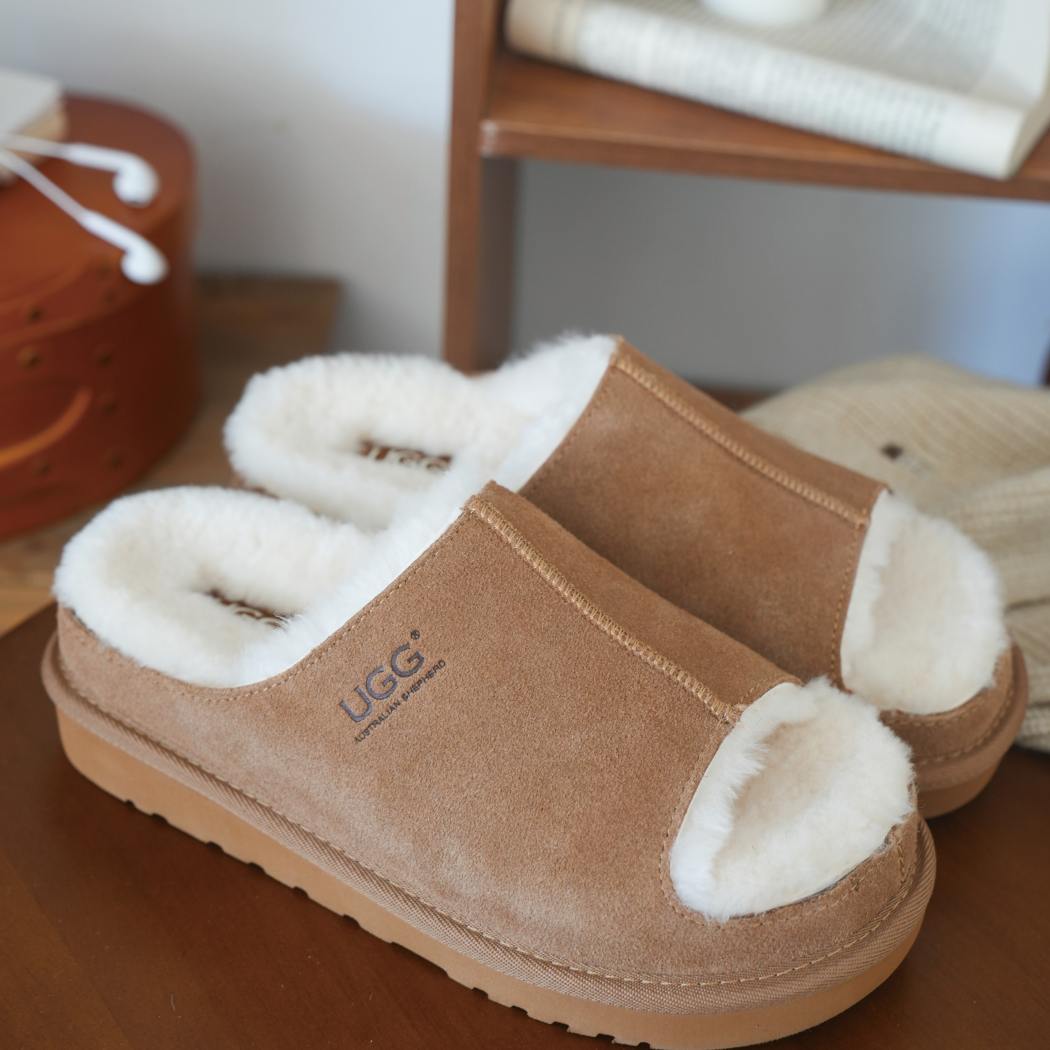 Front angled view of AUSTRALIAN SHEPHERD® UGG Slippers Sheepskin Wool Colven AS 7033 in Chestnut featuring premium cow suede and cosy wool lining.