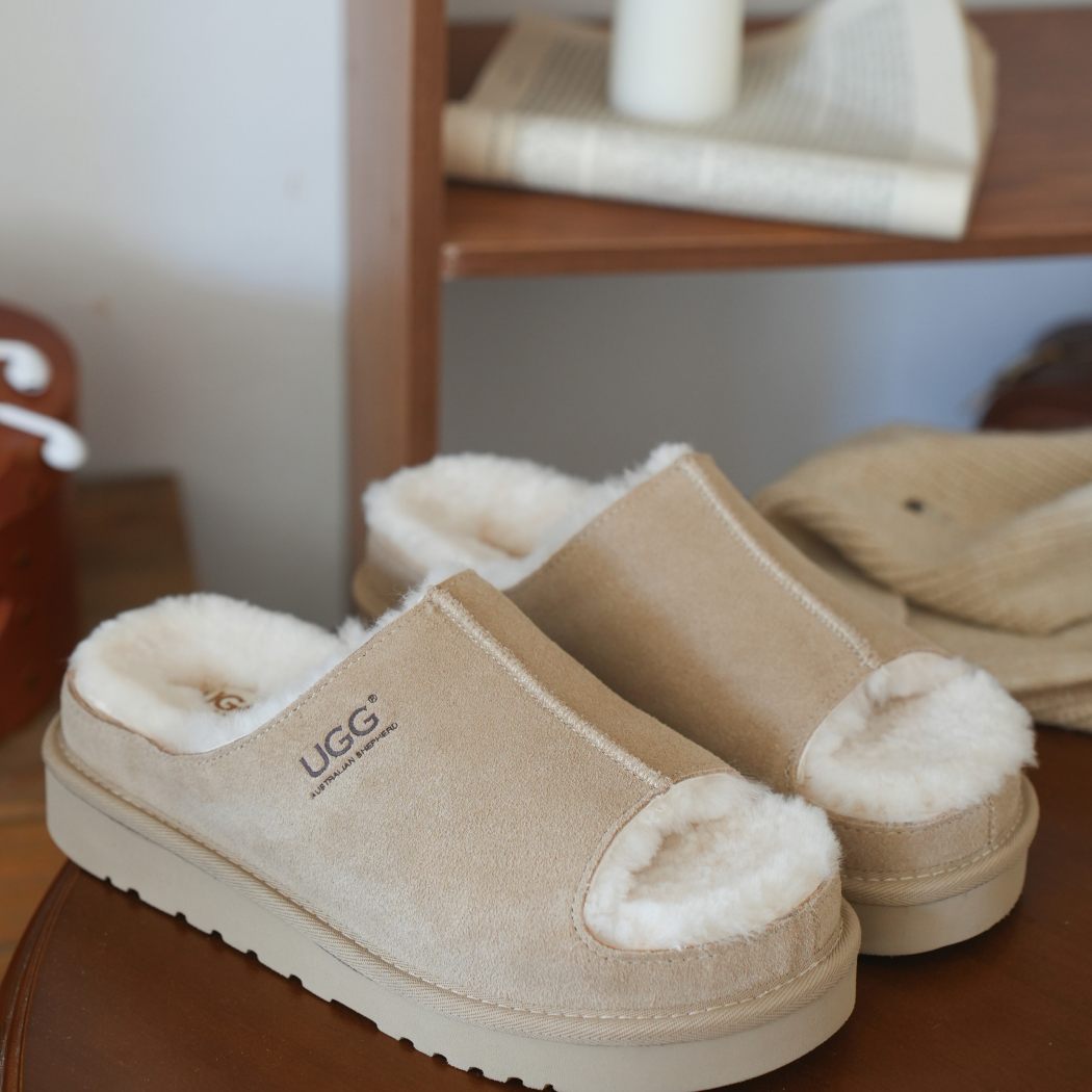 Front view of AUSTRALIAN SHEPHERD® UGG Slippers Sheepskin Wool Colven AS 7033 in Sand featuring a soft sheepskin wool footbed and platform sole.