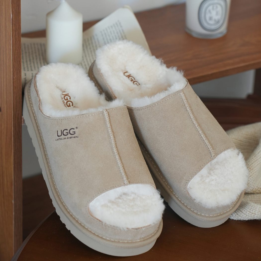 Side view of AUSTRALIAN SHEPHERD® UGG Slippers Sheepskin Wool Colven AS 7033 in Sand highlighting premium suede, open-toe styling, and lightweight comfort.
