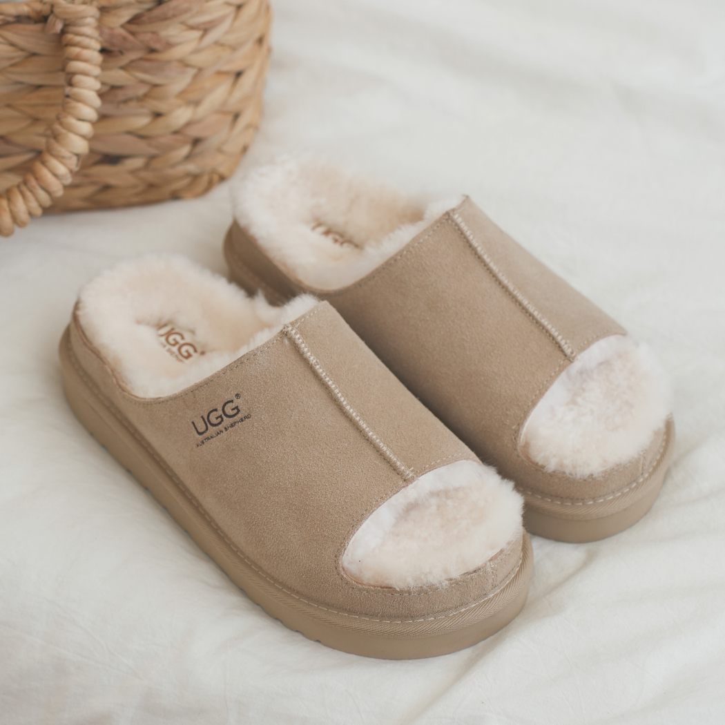 Top view of AUSTRALIAN SHEPHERD® UGG Slippers Sheepskin Wool Colven AS 7033 in Sand showcasing the plush Australian sheepskin wool lining.