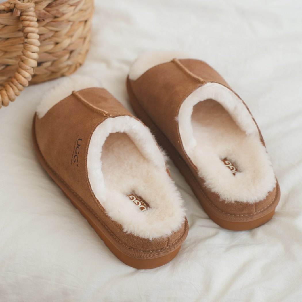 Top view of AUSTRALIAN SHEPHERD® UGG Slippers Sheepskin Wool Colven AS 7033 highlighting the soft sheepskin wool footbed and open-toe design.