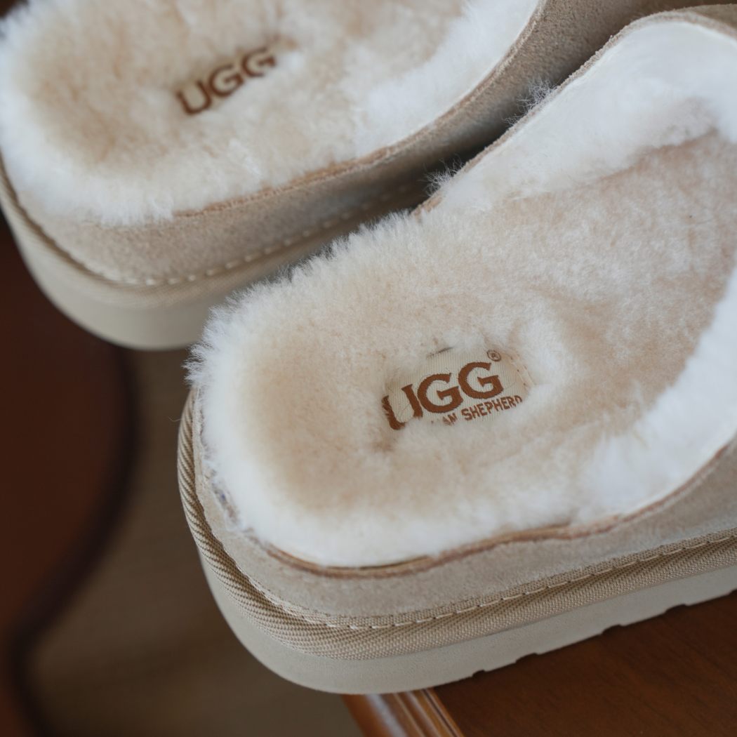 Close-up of AUSTRALIAN SHEPHERD® UGG Slippers Sheepskin Wool Colven AS 7033 highlighting the luxurious Australian sheepskin wool lining and soft finish.