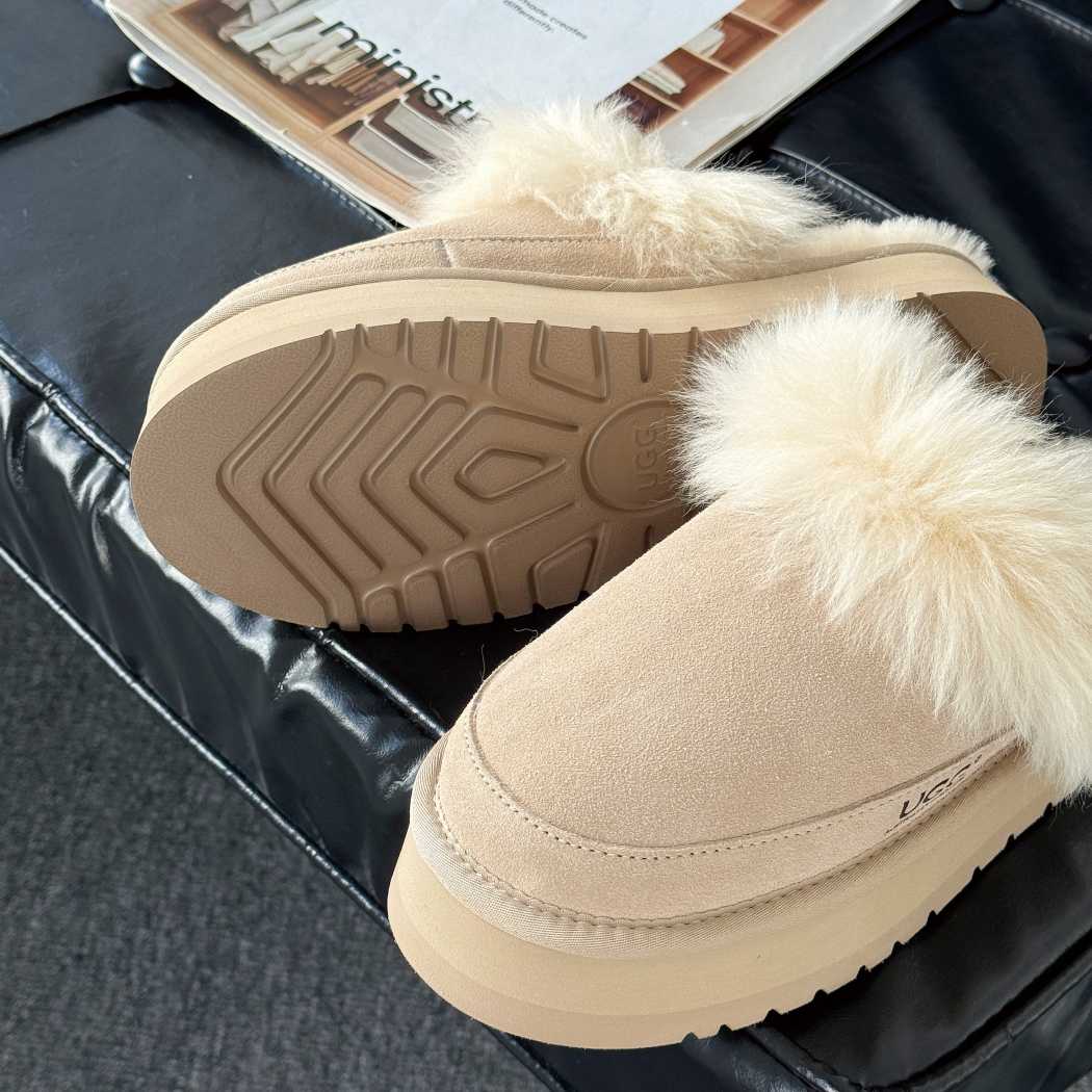 Outsole detail of AUSTRALIAN SHEPHERD® UGG Slippers Sheepskin Wool Platform Moress AS 2130 in Sand featuring a durable platform sole.