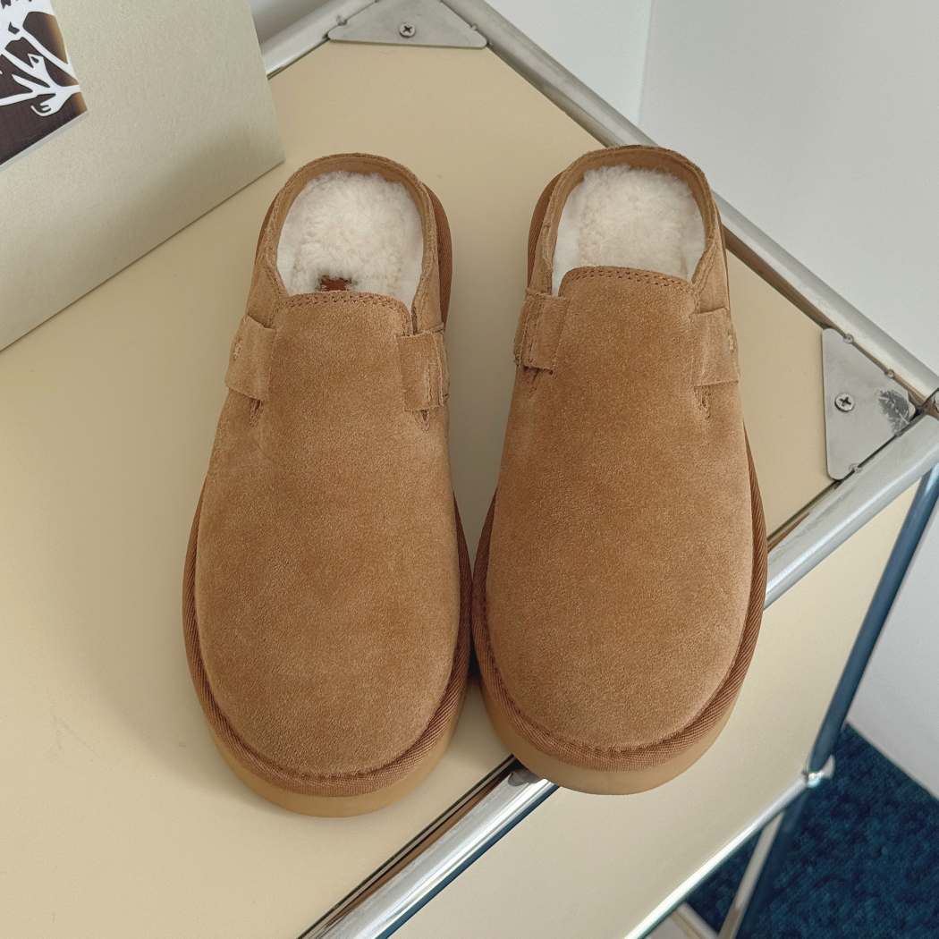 Front view of AUSTRALIAN SHEPHERD® UGG Slippers Sheepskin Wool Scuff Homelle AS 2128 featuring a premium cow suede upper and cosy sheepskin wool lining.