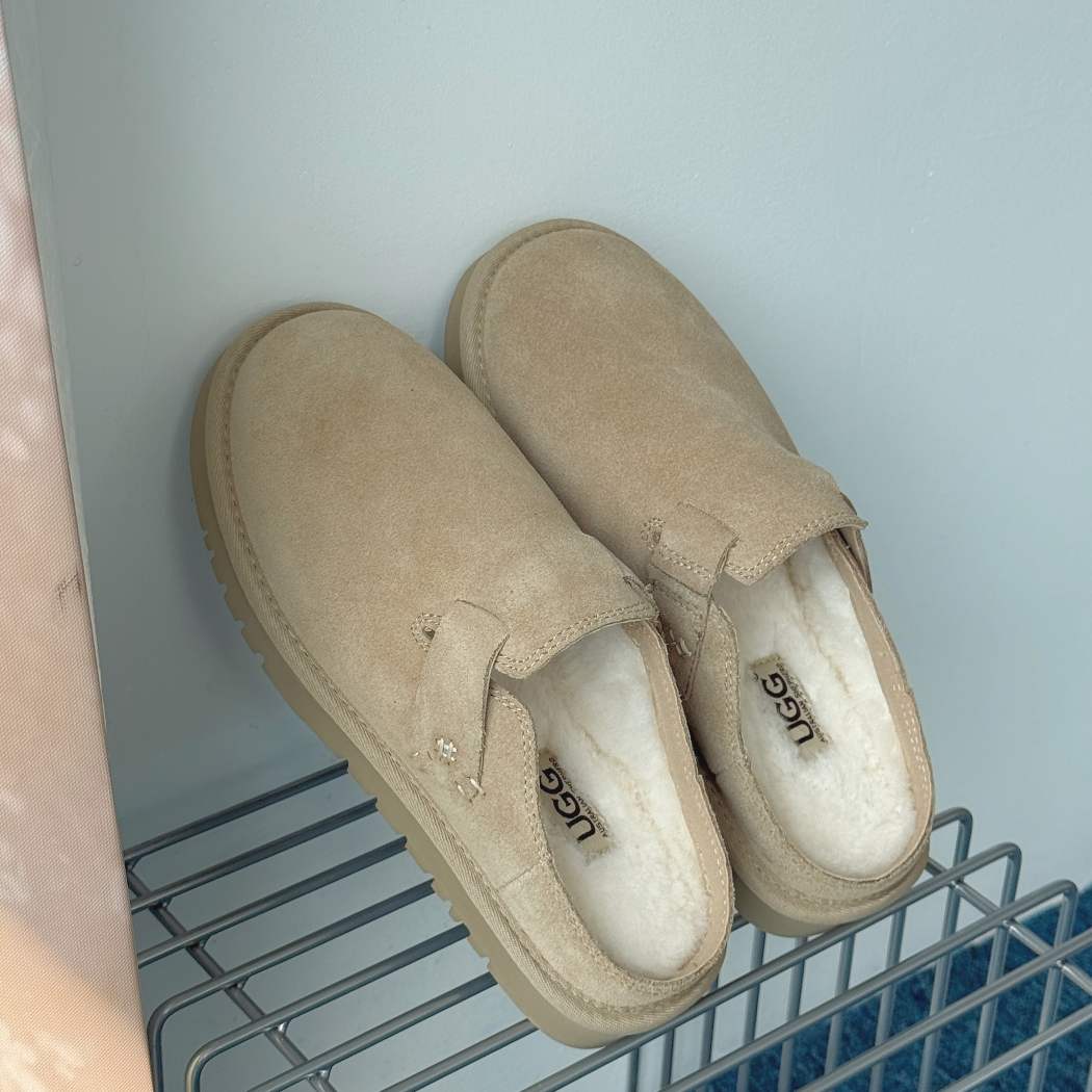 Angled view of AUSTRALIAN SHEPHERD® UGG Slippers Sheepskin Wool Scuff Homelle AS 2128 in Sand showcasing the soft sheepskin wool lining and slip-on design.