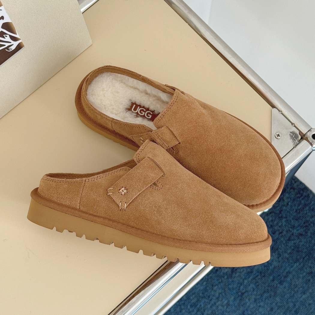 Side view of AUSTRALIAN SHEPHERD® UGG Slippers Sheepskin Wool Scuff Homelle AS 2128 highlighting the classic scuff silhouette and lightweight EVA outsole.