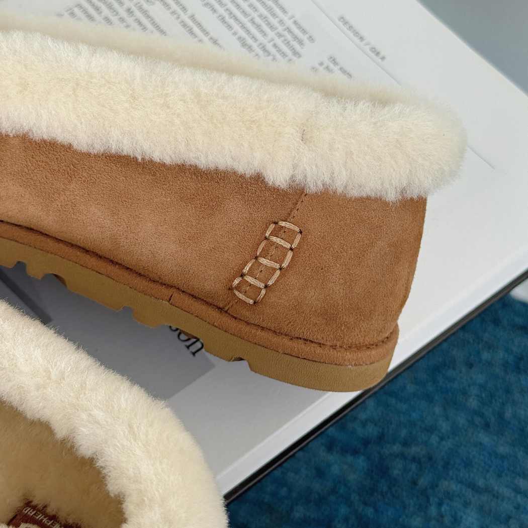 Logo detail of AUSTRALIAN SHEPHERD® UGG Slippers Women Sheepskin Wool Trim Milea AS 7040 featuring premium cow suede with embossed branding.