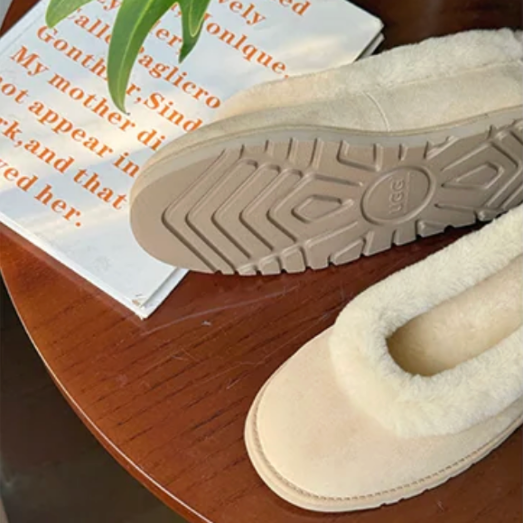 Outsole detail of AUSTRALIAN SHEPHERD® UGG Slippers Women Sheepskin Wool Trim Milea AS 7040 featuring a lightweight, durable EVA sole.