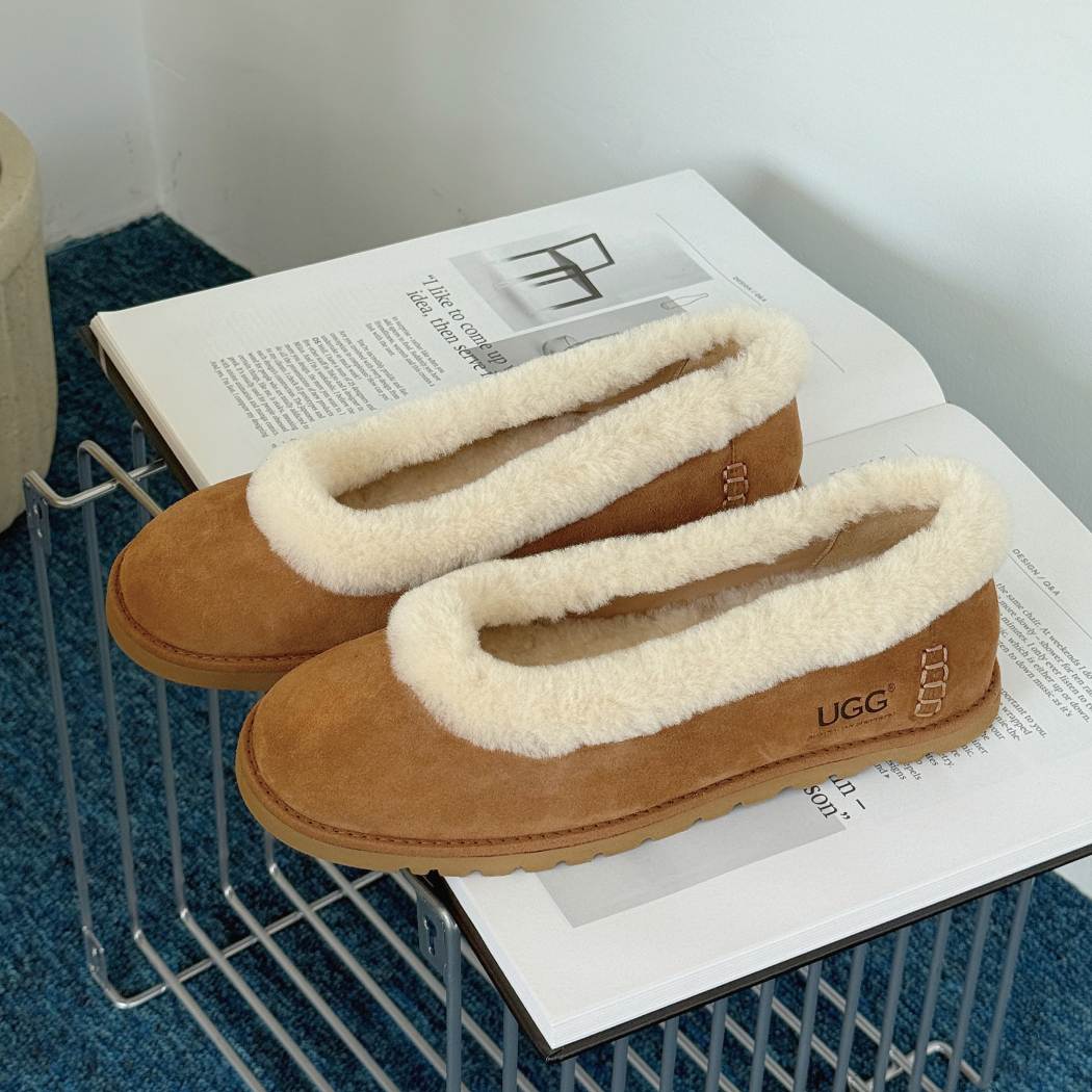 Pair of AUSTRALIAN SHEPHERD® UGG Slippers Women Sheepskin Wool Trim Milea AS 7040 in Chestnut and Sand showcasing the slip-on design and luxurious sheepskin wool trim.