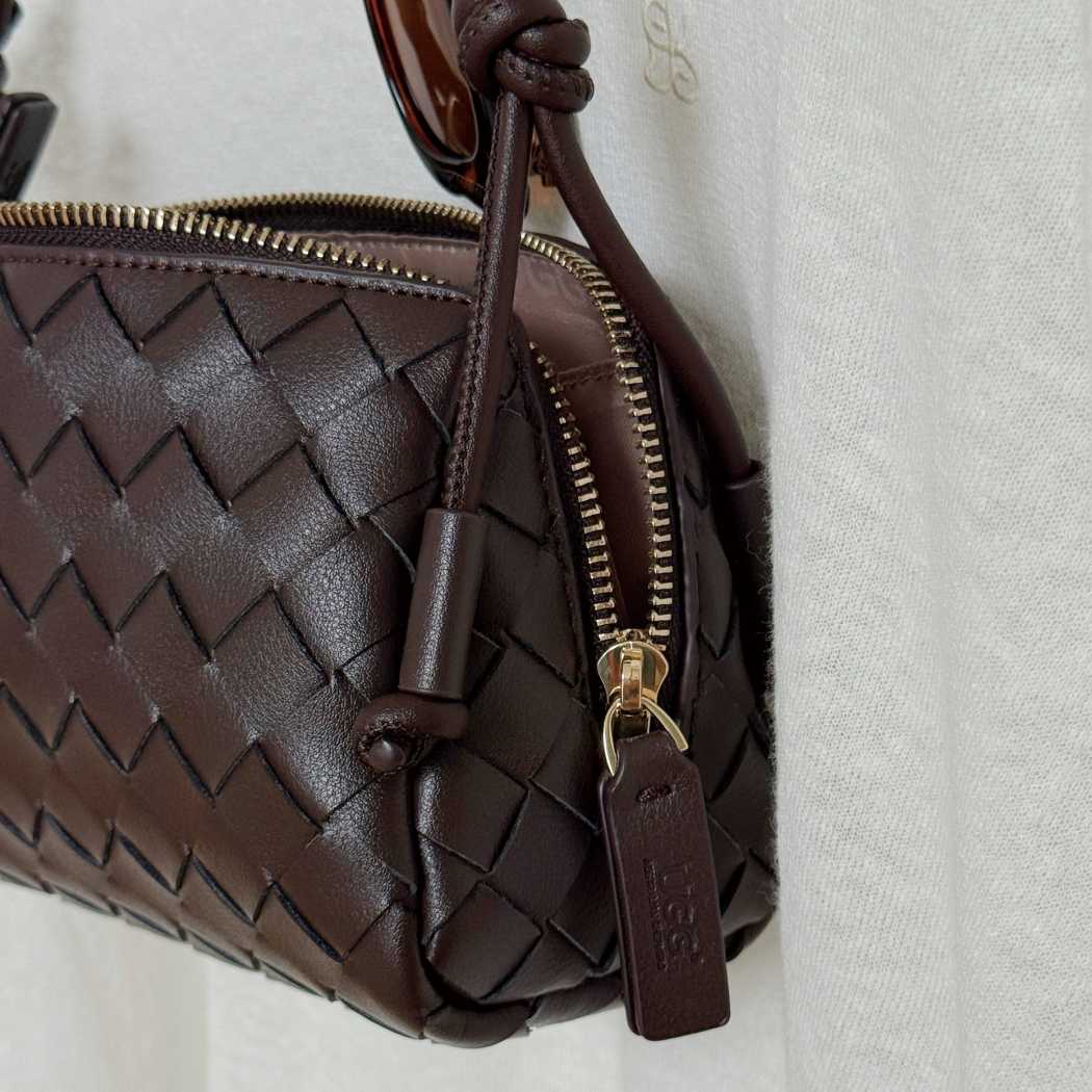 Side profile of AUSTRALIAN SHEPHERD® Wefton Leather Crossbody Bag ASA 075 with premium woven leather, tassel detail, and adjustable strap.