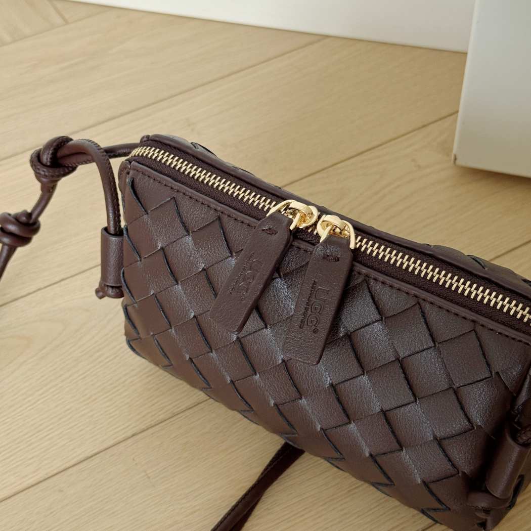 Top view of AUSTRALIAN SHEPHERD® Wefton Leather Crossbody Bag ASA 075 highlighting the spacious zip compartment and woven leather design.