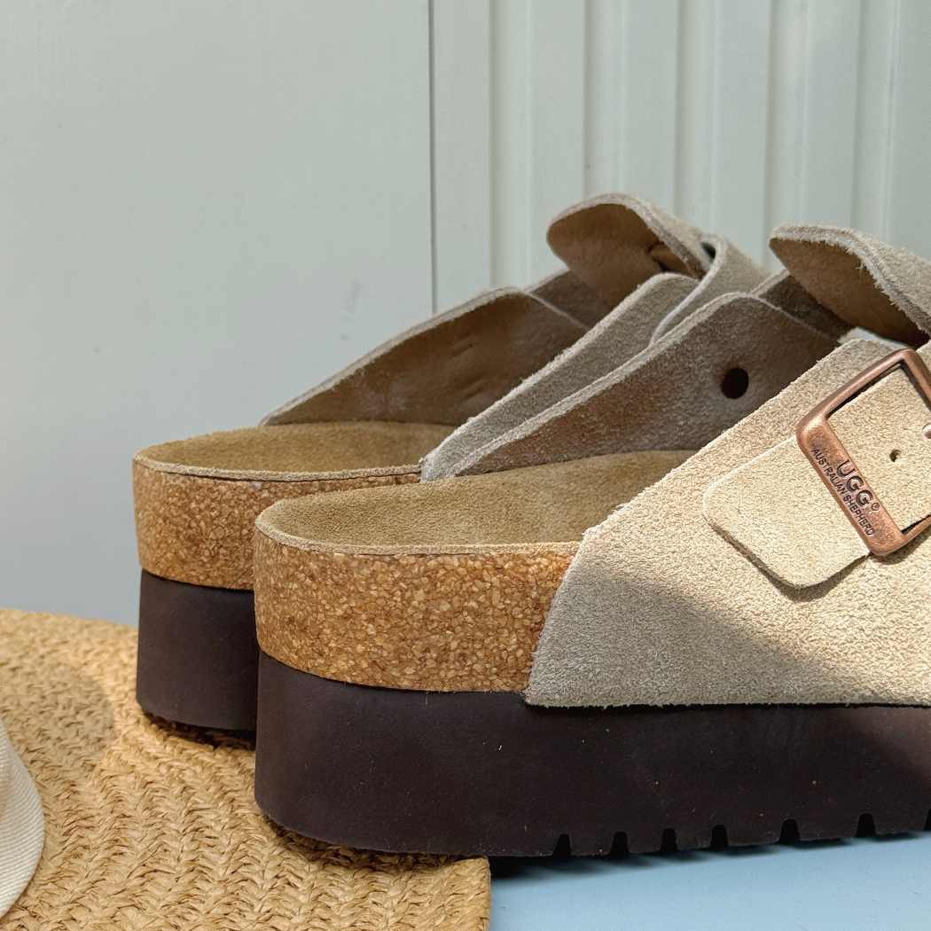 Platform sole detail of Berrin cow suede platform clogs AS 7044