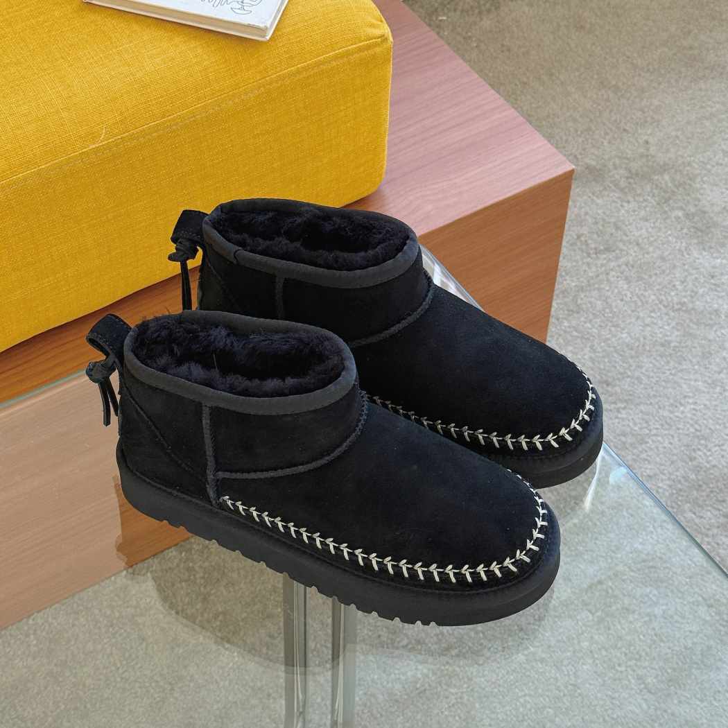 Front three-quarter view of Canlia mini ankle boots AS 3144 in Black