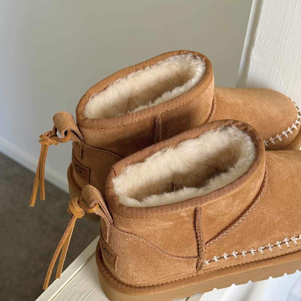 Heel pull tab detail of Canlia sheepskin wool mini ankle boots AS 3144