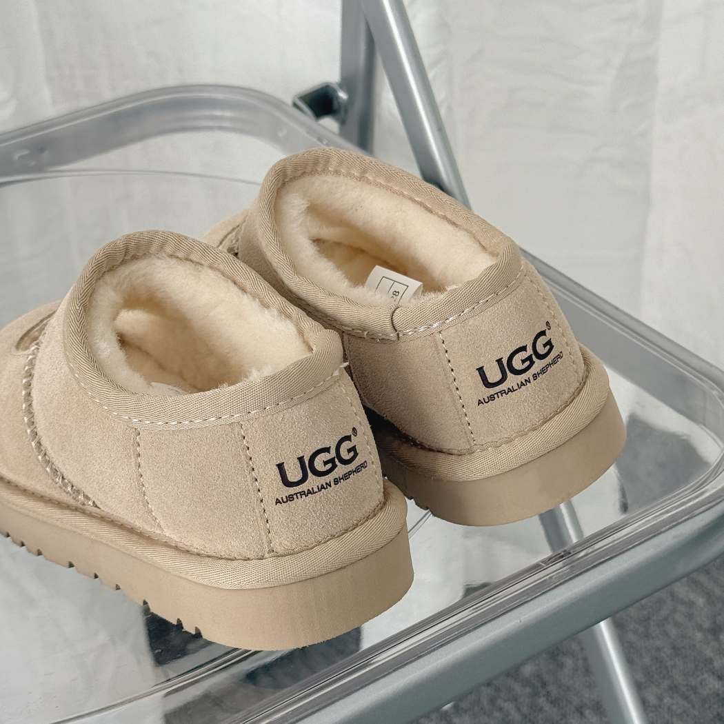 Heel logo detail of Carmella kids sheepskin wool ankle slippers AS 2127K